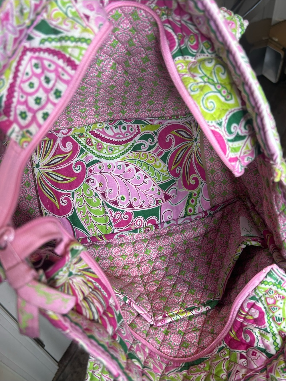 Vera Bradley Retired Rare Pinwheel Pink Super Tote 16H x 18W x 8D - Picture 4 of 10